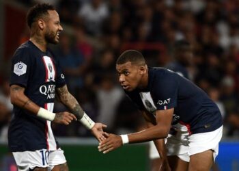 HUBUNGAN Kylian Mbappe (kanan) dan Neymar tidak pernah baik biarpun PSG memulakan musim baharu dengan positif.