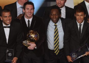 PELE (dua, kanan) bergambar bersama bintang generasi hari ini, Dani Alves (kiri), Lionel Messi (dua, kiri) dan Neymar ketika menghadiri majlis anugerah FIFA Ballon d'Or 2012 di Zurich. - AFP