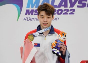 NG Tze Yong meraikan kejayaan memenangi pingat emas acara perseorangan lelaki Sukma 2022 selepas menumpaskan Leong Jun Hao di Axiata Arena, Bukit Jalil hari ini. - UTUSAN/AMIR KHALID