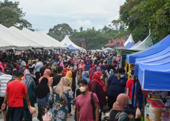 PENIAGA makanan dan minuman di Terengganu hanya dibenar berniaga bermula pukul 3 petang pada sepanjang Ramadan. - UTUSAN/PUQTRA HAIRRY ROSLI