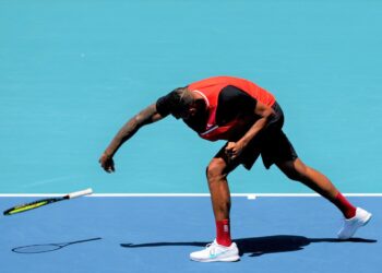 NICK Kyrgios membaling raket ketika menentang Jannik Sinner pada Terbuka Miami di Stadium Hard Rock, Miami Gardens, Florida semalam. – AFP