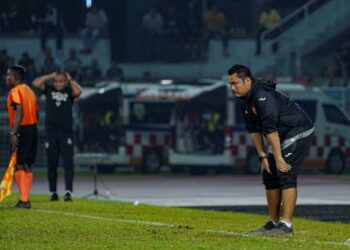 REAKSI Mohd. Nidzam Jamil melihat aksi serba tidak menjadi Selangor sebelum kalah 0-2 kepada Terengganu FC dalam perlawanan Liga Super di Stadium Majlis Bandaraya Petaling Jaya kelmarin. - UTUSAN/FARIZ RUSADIO