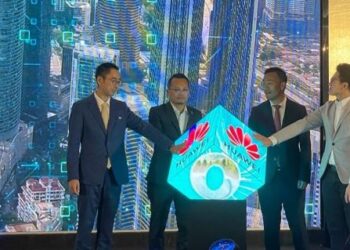 NIK Nazmi Nik Ahmad (dua dari kiri) pada Sidang Kemuncak Tenaga Digital Huawei Malaysia 2023 di W Hotel di Kuala Lumpur hari ini.