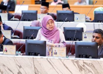 Khairin-Nisa Ismail  menjawab soalan Rashidah Ismail (BN-Pasir Raja) dalam Sidang Dewan Undangan Negeri (DUN) Johor di Kota Iskandar, hari ini.