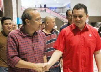 Mohamad Nizar Najib (kanan) yang berjaya menyandang jawatan Naib Ketua UMNO Bahagian Pekan berjabat tangan bersama Datuk Mohammad Fakhruddin Mohd Ariff  (kiri) yang merupakan Ketua UMNO Bahagian Pekan yang baharu selepas keputusan undian Pemilihan UMNO Bahagian Pekan, semalam.