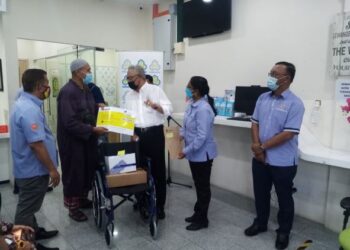 NOH Omar (tengah) menyampaikan barang keperluan pencarum Perkeso di pejabat Perkeso Tanjung Karang, Selangor hari ini. - FOTO/MOHAMAD NAUFAL MOHAMAD IDRIS