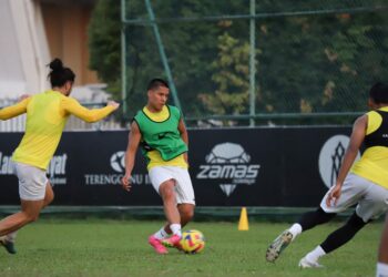 NOOA Laine (tengah) sedia diturunkan dalam pertemuan dengan Papua New Guinea, Selasa ini setelah terlepas perlawanan menentang Kepulauan Solomon.  - IHSAN FAM