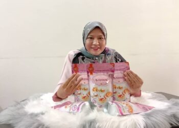 NOOR Afeza Salamat 
bersama tepung serbaguna 
EZFLOUR