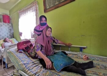 NOOR Hayati Othman menjaga kedua-dua orang tuanya yang terlantar sakit ketika ditemui pemberita di Taman Jasmin, Senawang, Seremban, hari ini. - FOTO/AFIFI HAFIZ MOHD. NOR 
