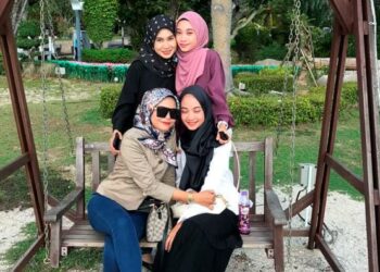 NOR Aqilah Mohd. Safwan (berdiri, kanan) bergambar bersama kembarnya, Nor Adilah (duduk, kanan) dan dua rakan, Sharifah Fariesha Syed Fathi (duduk, kiri) serta Ayunie Shazwanie Shabri sebelum tiga daripada mereka meninggal dunia akibat keracunan gas karbon monoksida ketika tidur di dalam sebuah MPV di Lebuh Raya Utara-Selatan dekat Permatang Pauh minggu lalu.