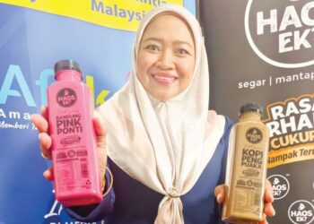 NORDIANIS Permin menunjukkan produk Teh Saka dan Kopi Peng Puaka keluaran Haos Ek? yang terdapat di pasaran.