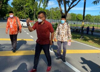 NORHIZAM Hassan Baktee tiba di pusat penamaan calon Dewan Bestari Air Keroh, Melaka hari ini.