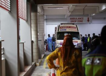 NORIHAN Tari yang dibawa dengan ambulans tiba di Hospital Pulau Pinang kira-kira pukul 9.20 malam kelmarin. - FOTO/NOOR HASLIZA NUSI