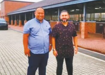 TUNKU Ismail Sultan Ibrahim (kanan) mengadakan pertemuan dengan pemilik Kelantan FC, Norizam Tukiman lebih dua jam kelmarin. – IHSAN ZAMSAHAM
