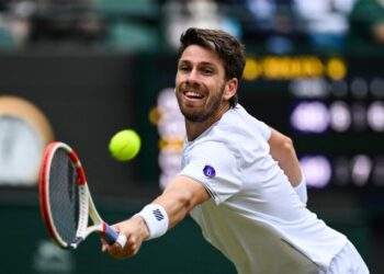 CAMERON Norrie membalas pukulan pemain Belgium, David Goffin pada suku akhir Wimbledon di London semalam. - AFP