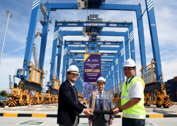 DATUK Azman Shah Mohd. Yusof (kanan) menerima model kren daripada Atsufumi Takahashi (kiri) bagi melambangkan penyerahan peralatan terminal baharu dengan disaksikan oleh Saito Hiroaki dalam majlis penyerahan di Northport, Pelabuhan Klang, Selangor, semalam.