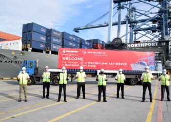 AZMAN Shah Mohd. Yusof (empat, dari kiri) bersama Ketua Negara dan Naib Presiden Eksekutif Wan Hai
Lines (M) Sdn. Bhd., Wallace Hu (empat, dari kanan) semasa penerimaan perkhidmatan AA7 syarikat itu di
Northort, semalam.