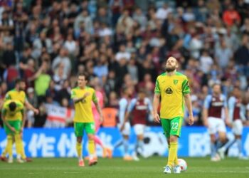 PENYERANG Norwich City, Teemu Pukki melangkah kecewa selepas pasukan mereka tersingkir ke Liga Kejuaraan musim depan ekoran kekalahan kepada Aston Villa dalam aksi Liga Perdana Inggeris di Villa Park, Birmingham kelmarin. - AFP