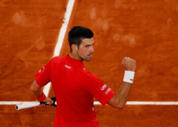 NOVAK Djokovic meraikan kemenangan ke atas Karen Khachanov dari Rusia pada pusingan keempat Terbuka Perancis di Paris hari ini. - AFP