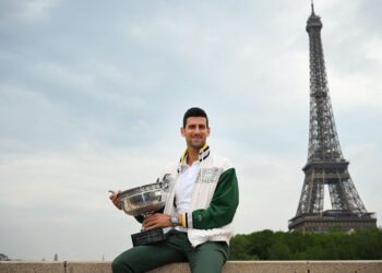 NOVAK Djokovic bergambar bersama trofi Musketeers berlatar belakangkan, Menara Eiffel, Paris semalam selepas muncul juara Terbuka Perancis. - AFP