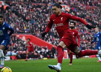 PENYERANG Liverpool, Darwin Nunez membawa bola ketika menentang Chelsea dalam aksi Liga Perdana Inggeris di Anfield hari ini. - AFP