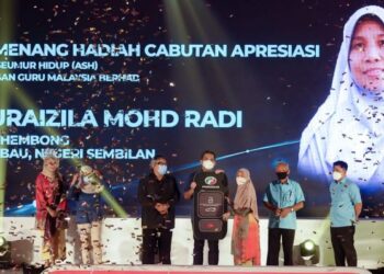 NURAIZILA Mohd. Radi menerima kunci Perodua Myvi 1.5 AV yang disampaikan sendiri oleh Menteri Kanan Pendidikan, Datuk Dr. Radzi Jidin di Majlis Apresiasi FGM 2022 di UMK Bachok, Kelantan, hari ini.