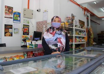 NURUL Asmaa’ Ramli tetap menguruskan perniagaan kedai runcitnya walaupun kerajaan menguatkuasakan pelaksanaan PKPD di tiga buah blok bangunan berhampiran kedainya di Putra Point, Seremban, semalam. – UTUSAN/MUHAMMAD IZZAT TERMIZIE