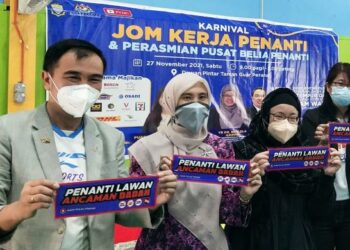 NURUL Izzah Anwar (dua dari kiri) ketika menghadiri program Karnival Jom Kerja Penanti 2021 dan Perasmian Pusat Belia Penanti di Dewan Serbaguna Taman Guar Perahu, Bukit Mertajam, Pulau Pinang, hari ini.