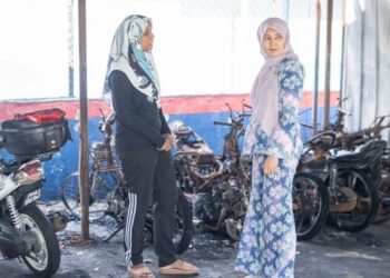 NURUL Izzah Anwar ketika melawat lokasi kejadian kebakaran yang memusnahkan 15 buah motosikal di kawasan parkir Flat Tuna D4, Jalan Seberang Jaya pada 2 Februari lalu.