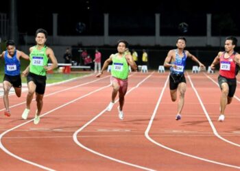 ONATHAN Nyepa (dua dari kiri) menamatkan larian bagi acara 100 meter pada Kejohanan Olahraga IPT Sirkit 1 di Stadium Olahraga Mount Austin, Johor Bahru.