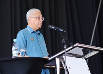 ISMAIL Sabri Yaakob berucap padaMajlis Ramah Mesra Perdana Menteri Bersama Peserta Felcra Berhad, Pekebun Kecil Risda dan Warga Orang Asli di Arena Merdeka di Tapah, Perak, hari ini. - UTUSAN/MUHAMAD NAZREEN SYAH MUSTHAFA
