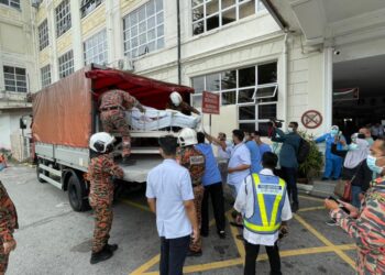 ANGGOTA bomba membantu membantu mengangkat pesakit obesiti dari wad Hospital Pulau Pinang untuk dipindahkan ke Unit  Kecemasan & Trauma, Hospital Kuala Kangsar, Perak.