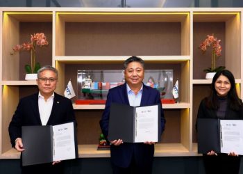 WENDY Lim (kanan) bersama Ooi Lean Hin (tengah) dan Pengarah MTT Shipping, Chan Huan Hin selepas menandatangani kerjasama perjanjian antara OIB dan MTT Shipping.