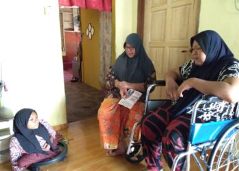 Nor Azwa Azmi, 41, (kanan) dan anak perempuannya Nik Nurul Nabila Nik Hamzah, 14, tinggal bersama ibunya, Wan Salmah Hashim, 65, di Pongsu Seribu, dekat Kepala Batas, Pulau Pinang.