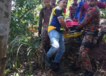 ANGGOTA bomba dan pasukan penyelamat membawa turun mangsa yang cedera ketika mendaki Bukit Kertau di Maran, Pahang.