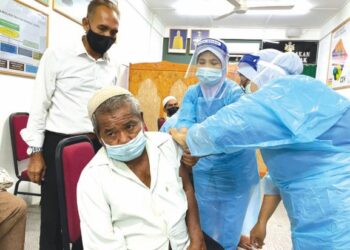 MAT Nawi Majid menerima suntikan vaksin dos pertama di Pusat Vaksin Bergerak di Pejabat ADUN Semerak, Pasir Puteh. - UTUSANTOREK SULONG