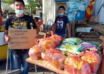 SEORANG lelaki di Tasek Gelugor, Pulau Pinang tidak menjadikan kekurangannya sebagai golongan OKU untuk turut sama melakukan kerja amal dengan menghulurkan bantuan kepada golongan yang terkesan akibat pandemik Covid-19.