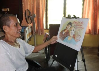 ABDUL Halim Said menggunakan bakat melukis bagi menampung keperluan hidupnya ketika ditemui pemberita di Kampung Linggi, Port Dickson, hari ini. - FOTO/NOR AINNA HAMZAH