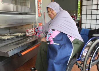 NOR Afiza gigih menyiapkan kuih yang ditempah pelanggan menjelang Aidilfitri. -UTUSAN/NOR AINNA HAMZAH