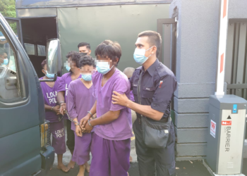 LELAKI OKU (depan) yang ditahan kerana cuba menculik seorang kanak-kanak di Taman Scientex Pasir Gudang direman empat hari di Mahkamah Johor Bahru, di sini. - UTUSAN/KHAIRUL MOHD ALI