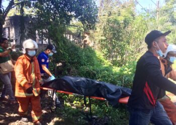 ANGGOTA bomba mengangkat mayat wanita OKU yang ditemukan dalam keadaan rentung setelah rumahnya terbakar di Kampung Gong Datuk, Kuala Nerus, hari ini. - UTUSAN/TENGKU DANISH BAHRI TENGKU YUSOFF