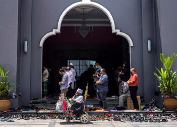 KUALA LUMPUR 22 Julai 2022 - Walaupun berlainan upaya, seorang lelaki tidak mengabaikan kewajipannya untuk menunaikan solat jumaat di Masjid Jamek Kampung Baru, di sini hari ini. UTUSAN/SHIDDIEQIIN ZON