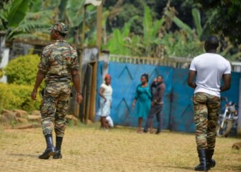 TENTERA melakukan rondaan di wilayah barat Cameroon. - AFP