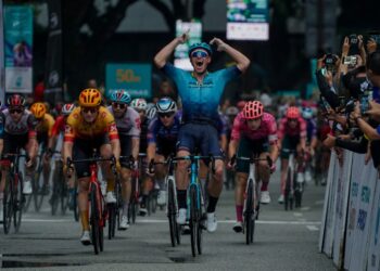 PELUMBA Astana Qazaqstan, Syritsa Gleb meraikan kejayaan muncul juara peringkat pertama Le Tour de Langkawi 2022 sejauh 157.3 kilometer dari Kuala Pilah ke Kuala Lumpur semalam. - UTUSAN/FARIZ RUSADIO