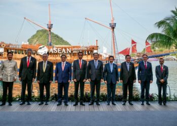 PEMIMPIN ASEAN bergambar kenangan ketika sidang kemuncak ASEAN di Labuan Bajo, Indonesia. - AFP 