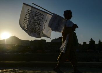 SEORANG lelaki menjual bendera Taliban di jalan di Kabul pada 15 September lalu. - AFP