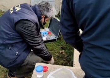 PEGAWAI forensik memeriksa untuk mencari petunjuk di lokasi kejadian. - NATALIA PENZA