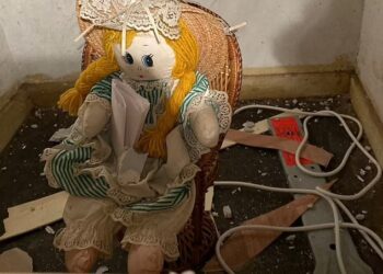 JONANTHAN Lewis menemukan anak patung kain yang ditinggalkan bersama sekeping nota mengerikan di rumah baharunya. - JONANTHAN LEWIS