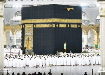 JEMAAH menunaikan solat rapat saf di Masjidilharam selepas Arab Saudi menarik semua sekatan Covid-19.