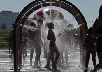 BACAAN suhu di Argentina melebihi 40 darjah Celsius. - AFP